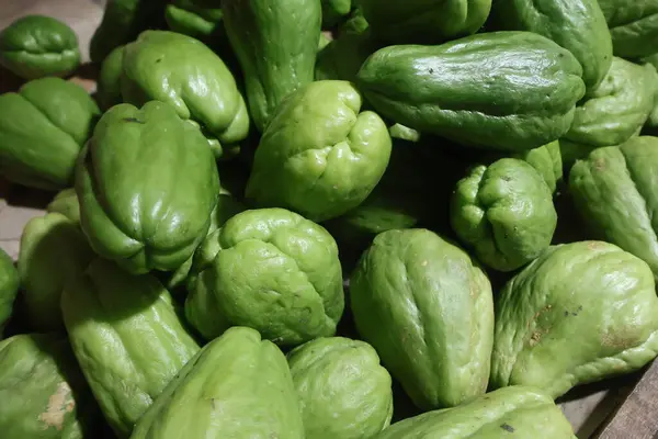 Piyasada yeşil lahana