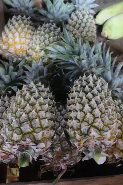 Piyasada satılık ananas meyvesi
