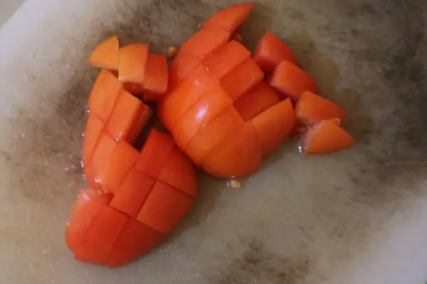 taze ve organik sebzeler masada.