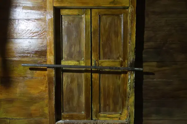 Pencereli eski ahşap kapı