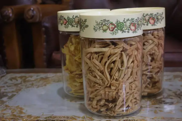 Cam bir kavanozla cam bir kaseyi kapat.