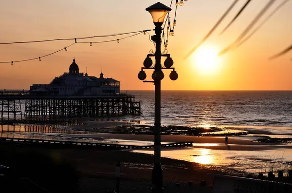 Gündoğumu, Eastbourne Sahili ve İskelesi.