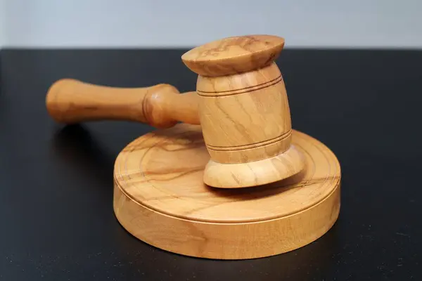 Ahşap el, ahşap bir standın üzerine tokmak oymuş.