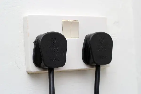 İngiltere iki siyah prizle çift elektrik prizini değiştirdi.
