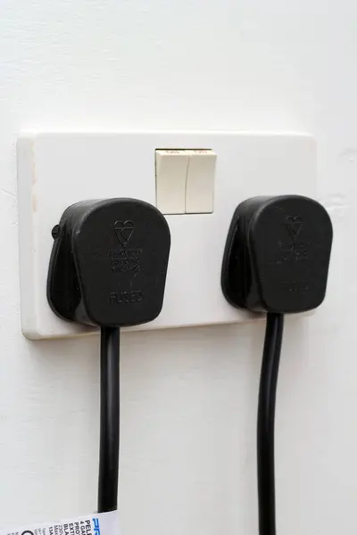 İngiltere iki siyah prizle çift elektrik prizini değiştirdi.