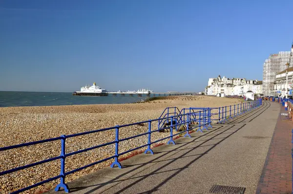 Sahilde gezinti, otel ve rıhtım