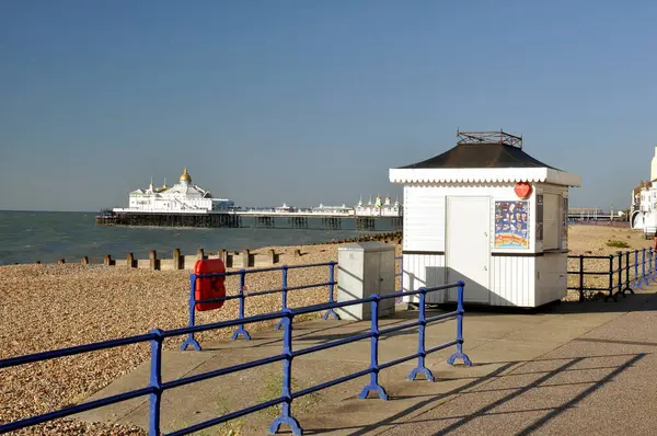 Gezinti güvertesi, oteller, dondurma büfesi ve hayat yüzüğü.