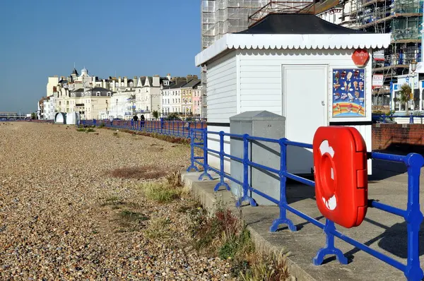 Gezinti güvertesi, oteller, dondurma büfesi ve hayat yüzüğü.