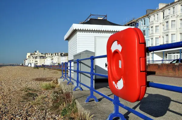 Gezinti güvertesi, oteller, dondurma büfesi ve hayat yüzüğü.