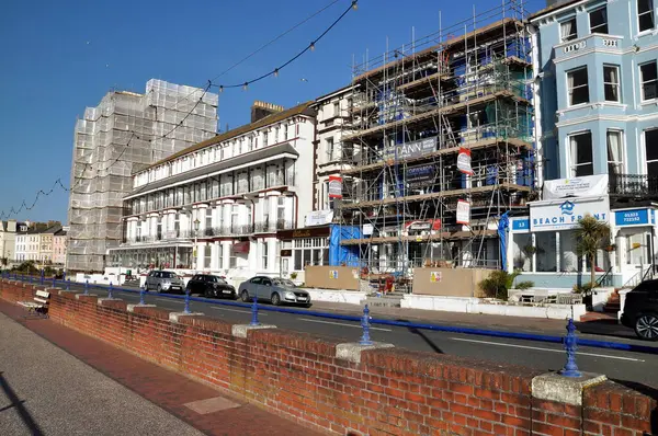 Eastbourene Seafront 'taki oteller. Bir otelin dış tarafında iskele var.