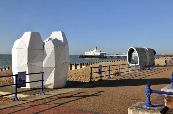 Tasarımcı Plaj Kulübeleri ve arka planda iskele