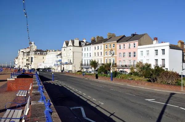 Güneşli bir günde Eastbourne İskelesi ve Plajı