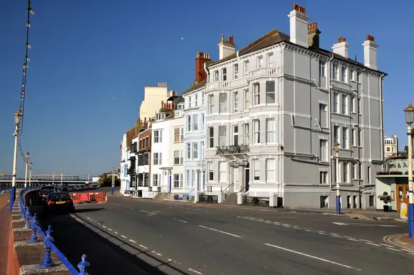 Kapalı yol tabelası opn Eastbourne Sahil önü otelleri ve konuk evleri gösteriyor