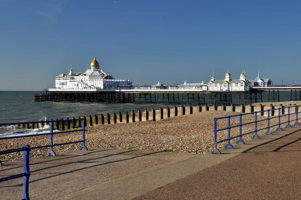 Güneşli bir günde Eastbourne İskelesi ve Plajı