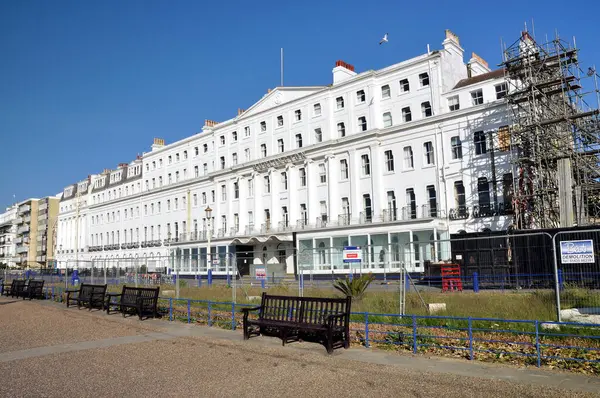 Burlington Oteli, Eastbourne Claremont Oteli 'nin yıkım iskelesini gösteriyor.