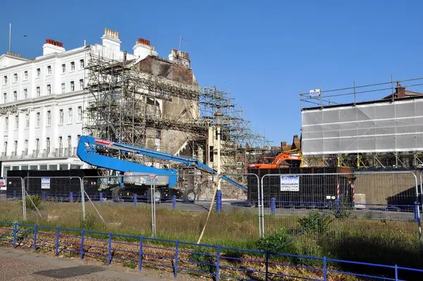 Yangın Claremont Oteli 'nde yıkım çalışmaları