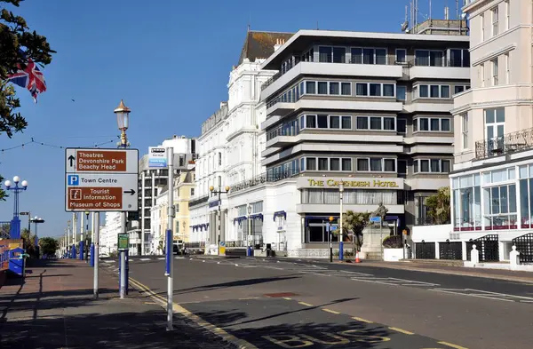 Grand Parade, Eastbourne Cavendish Otel ve sokak tabelasını gösteriyor..