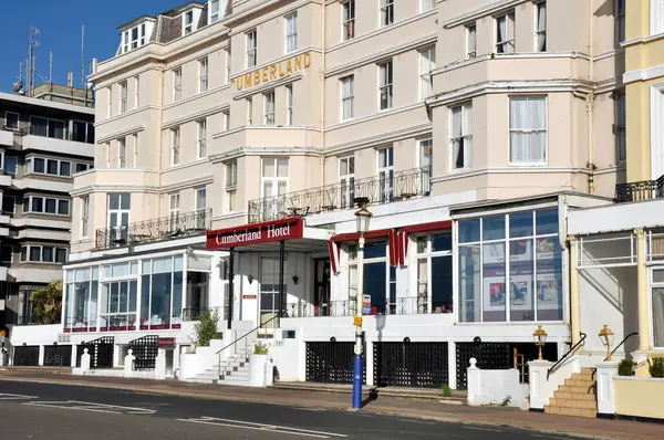 Grand Parade Eastbourne, Cumberland Hotel 'i gösteriyor.. 