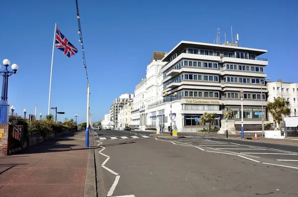 Grand Parade Eastbourne, Cavendish Oteli 'ni gösteriyor.