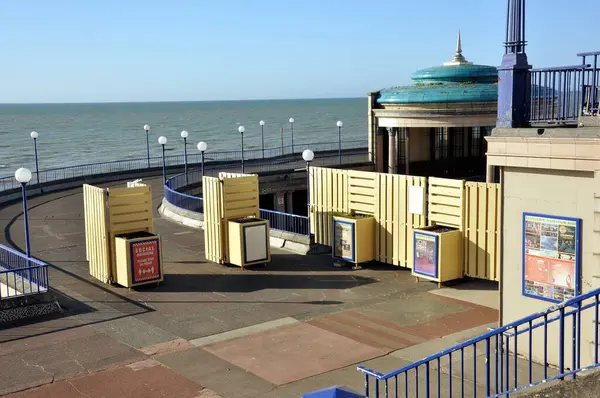 Sosyal uzaklık işaretleriyle Eastbourne Orkestrası