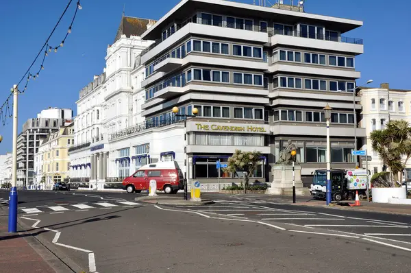 Grand Parade Eastbourne, Cavendish Oteli 'ni gösteriyor.