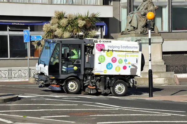 Scarab yol temizleyicisi. Devonshire ve Büyük Geçit Töreni 'nin kesiştiği yer..