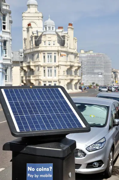 Eastbourne sahil şeridinde güneş enerjili parkmetre