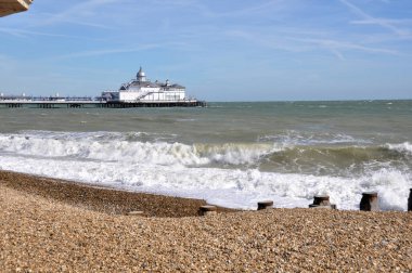 Altınlara boyanmadan önce gümüş kubbeli Eastbourne İskelesi.