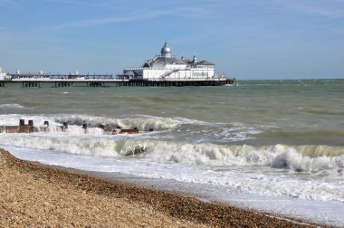 Altınlara boyanmadan önce gümüş kubbeli Eastbourne İskelesi.