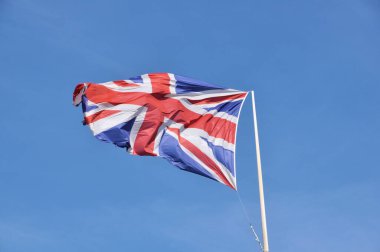 İngiliz Bayrağı mavi gökyüzünde dalgalanıyor.