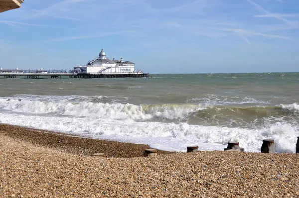 Altınlara boyanmadan önce gümüş kubbeli Eastbourne İskelesi.