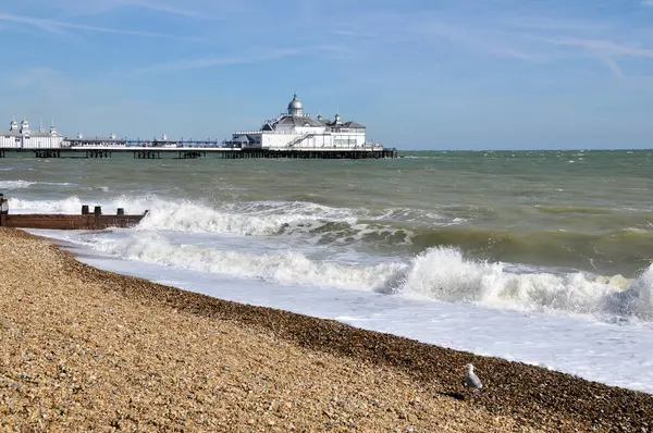 Altınlara boyanmadan önce gümüş kubbeli Eastbourne İskelesi.