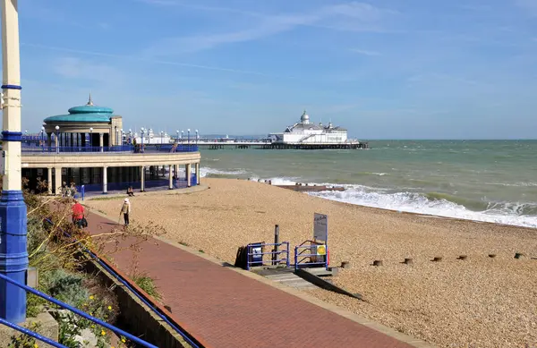 Eastbourne İskelesi 'nde gümüş kubbe ile boyanmadan önce Eastbourne Orkestrası ve ön planda gezinti yeri vardı..