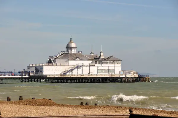 Altınlara boyanmadan önce gümüş kubbeli Eastbourne İskelesi.