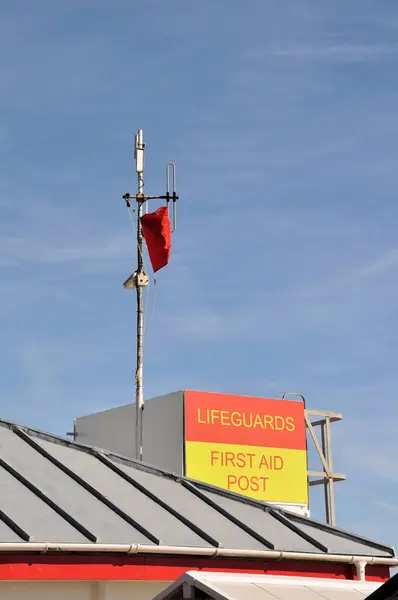Eastbourne Plajı 'nda kırmızı bayrak dalgalanırken cankurtaran ilk yardım görevi..