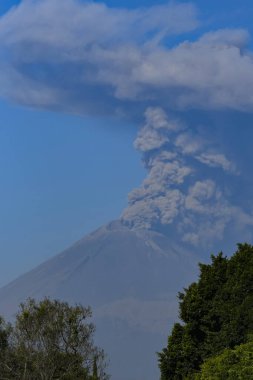 Fumarola del Volcan Popocatepetl. Vista desde Puebla, Meksika