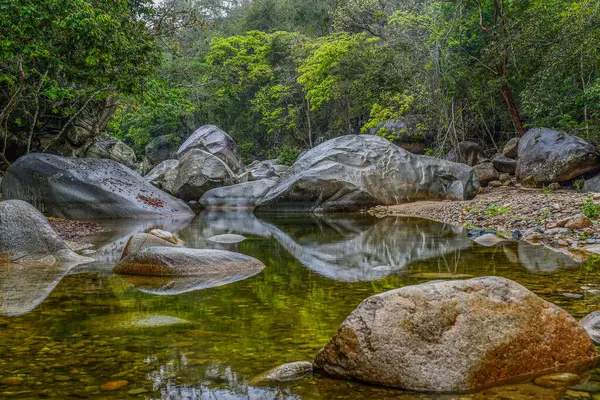 Rio en calma despes de la tormenta, Kosta Rika,
