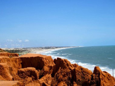 Brezilya 'nın kuzeydoğusunda kayalıkları ve rüzgâr çiftliği olan sahil bölgesi 