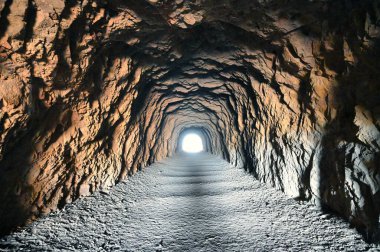 Bir yeraltı tüneline git.