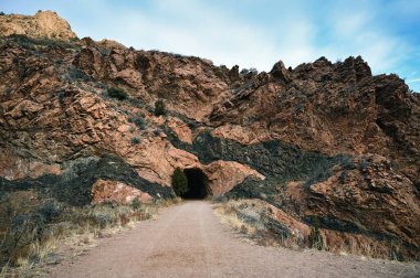 Bir patikada çok renkli bir tünel girişi..