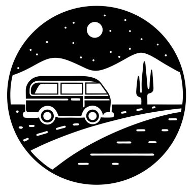 Şekillendirilmiş dairesel bir grafik, dolunay ve yıldızlı gökyüzünün altında gece çöl manzarasında bir yolda seyahat eden bir minibüsü tasvir ediyor..