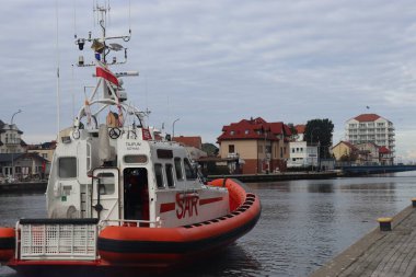 Suyun üstünde bir tekne. Darlowo, Polonya. 