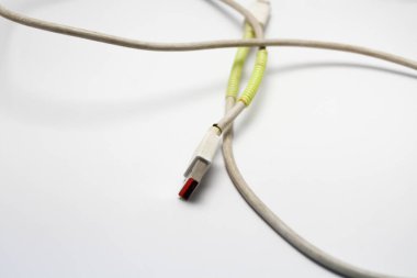 USB kablo tipi C beyaz izole arkaplan üzerine dolanmış