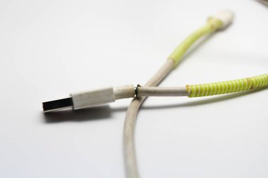 USB kablo tipi C beyaz izole arkaplan üzerine dolanmış