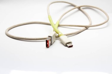 USB kablo tipi C beyaz izole arkaplan üzerine dolanmış