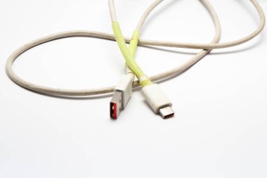 USB kablo tipi C beyaz izole arkaplan üzerine dolanmış