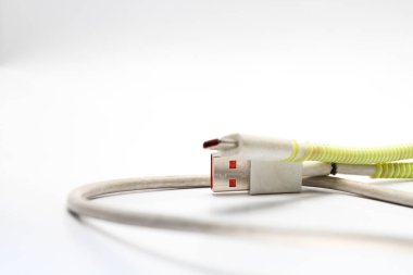 USB kablo tip C neredeyse beyaz izole arkaplan üzerinde bozuldu
