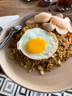 Bir tabak pilav ve yarı pişmiş yumurta. Bu yemek Endonezya 'nın lezzetli spesiyalitesidir.