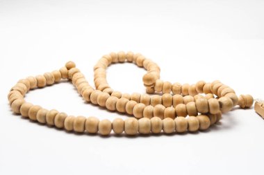 Tasbih, tecrit edilmiş arkaplan boncukları. Ramazan kareemi ya da dua için..