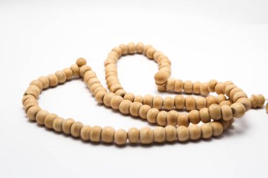 Tasbih, tecrit edilmiş arkaplan boncukları. Ramazan kareemi ya da dua için..
